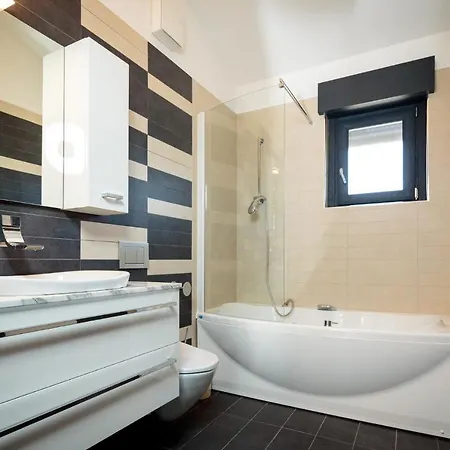 Apartment Cave Romane